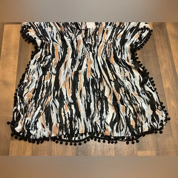 Black and White and beige Ruffled Short Sleeve Blouse - Picture 4 of 7